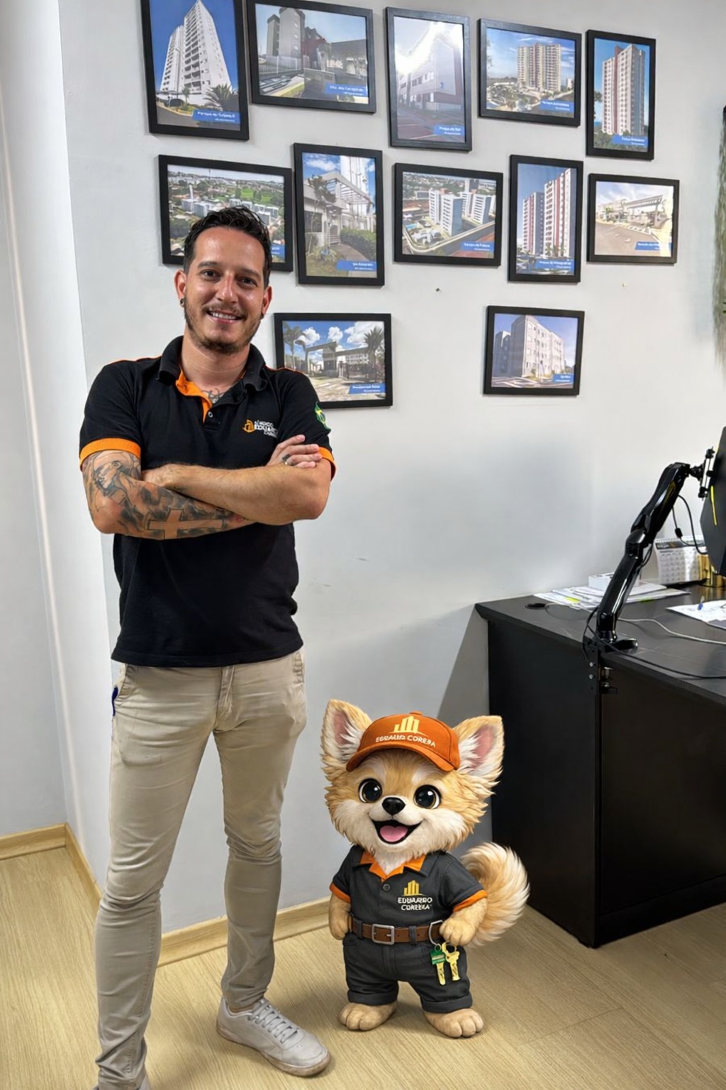 Eduardo Correa e o mascote Duke no escritório, com quadros de condomínios ao fundo
