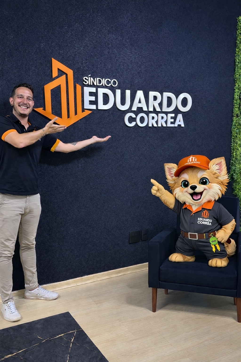 Eduardo Correa apresentando sua marca no escritório, ao lado do mascote Duke