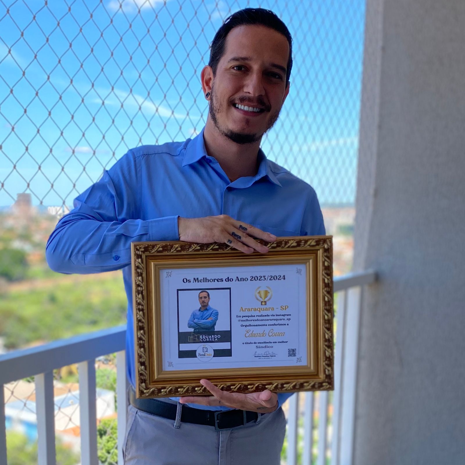 Eduardo Correa segurando o certificado Os Melhores do Ano 2023/2024, categoria Síndico